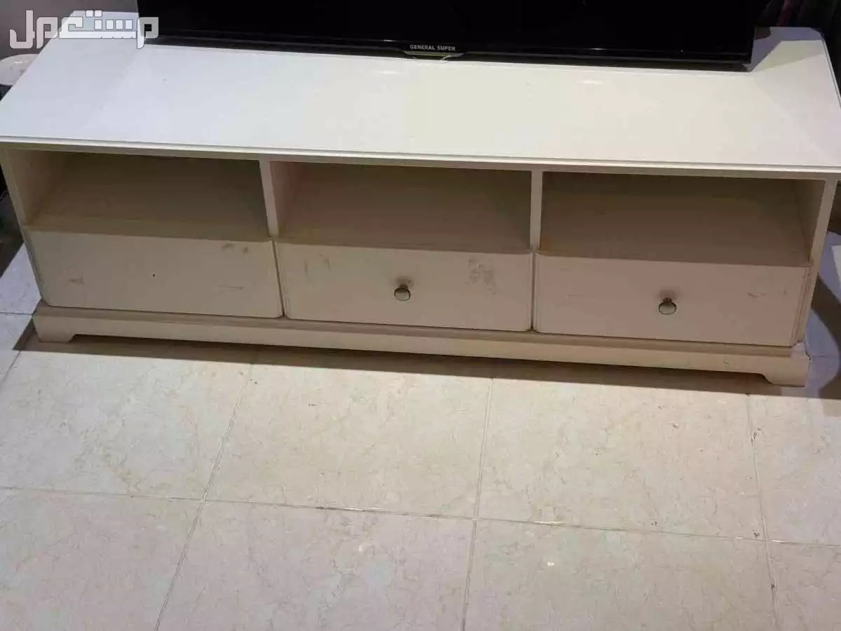 طاولة تلفزيون من ايكيا بحالة ممتازه في جدة بسعر 500 ريال سعودي