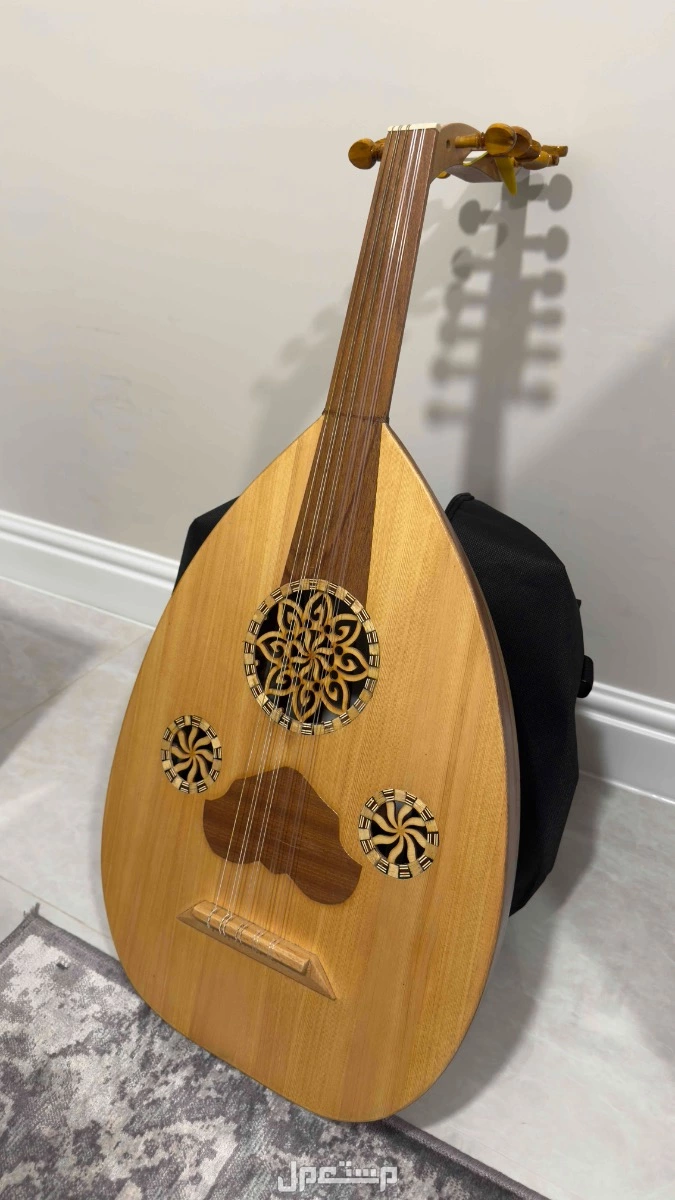 للبيع عود عزف وريشتين واوتار في الجبيل بسعر 450 ريال سعودي