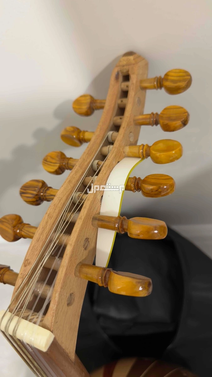 للبيع عود عزف وريشتين واوتار في الجبيل بسعر 450 ريال سعودي
