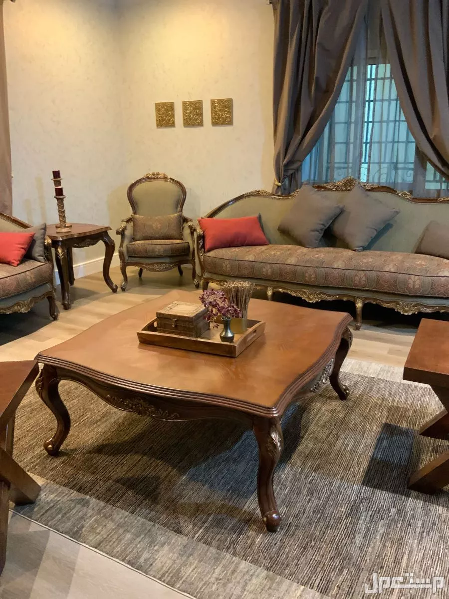 طقم كنب كلاسيك ممتاز من رومز للبيع بالرياض سعر 2000 قابل للتفاوض