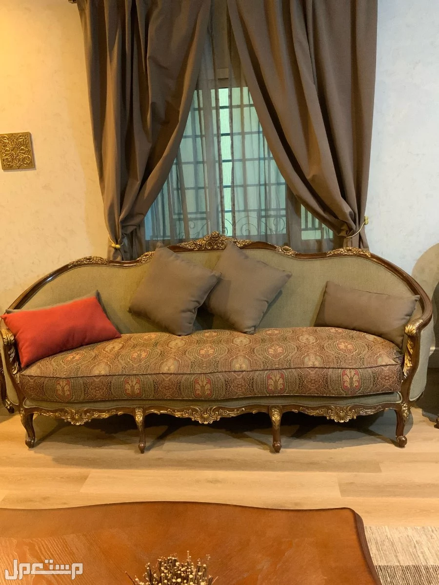 طقم كنب كلاسيك ممتاز من رومز للبيع بالرياض سعر 2000 قابل للتفاوض