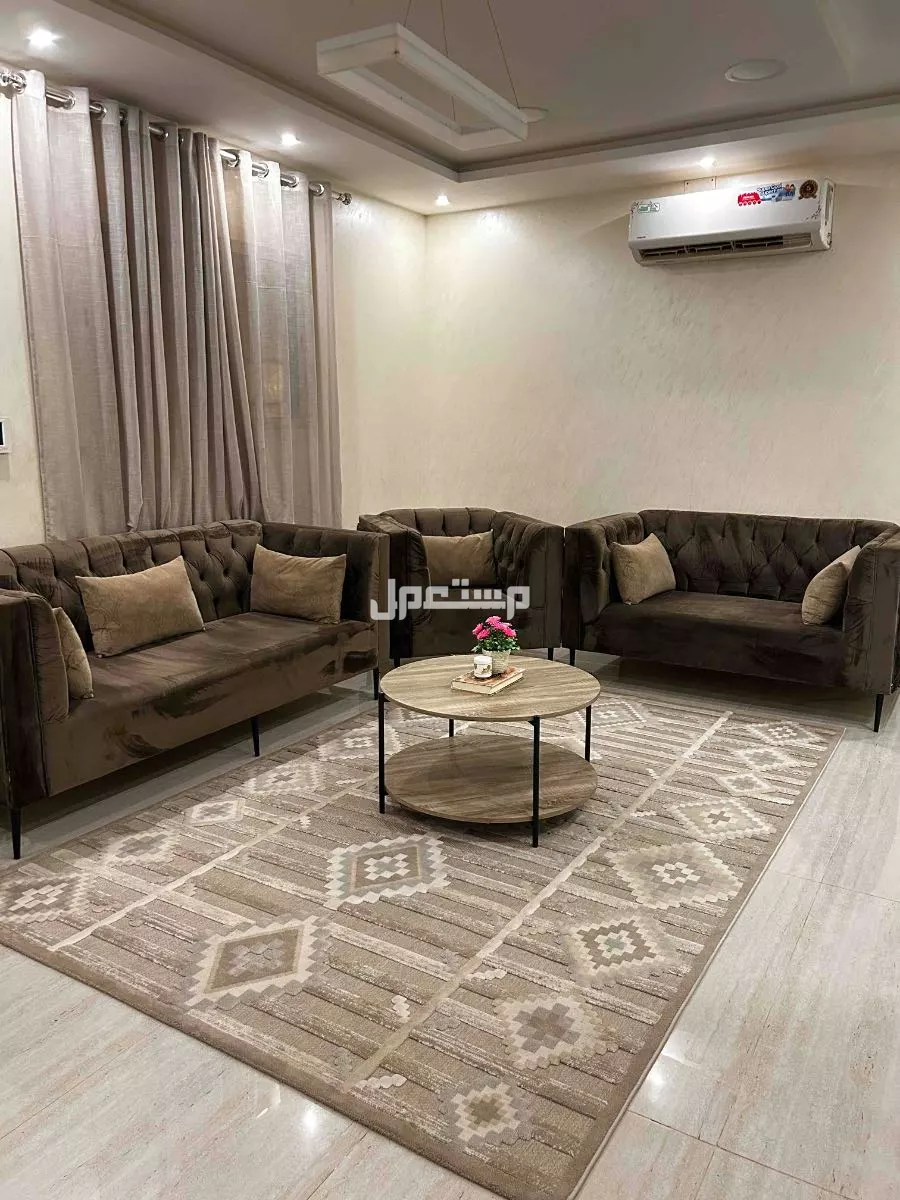 للبيع كنب استعمال قليل قابل للتفاوض