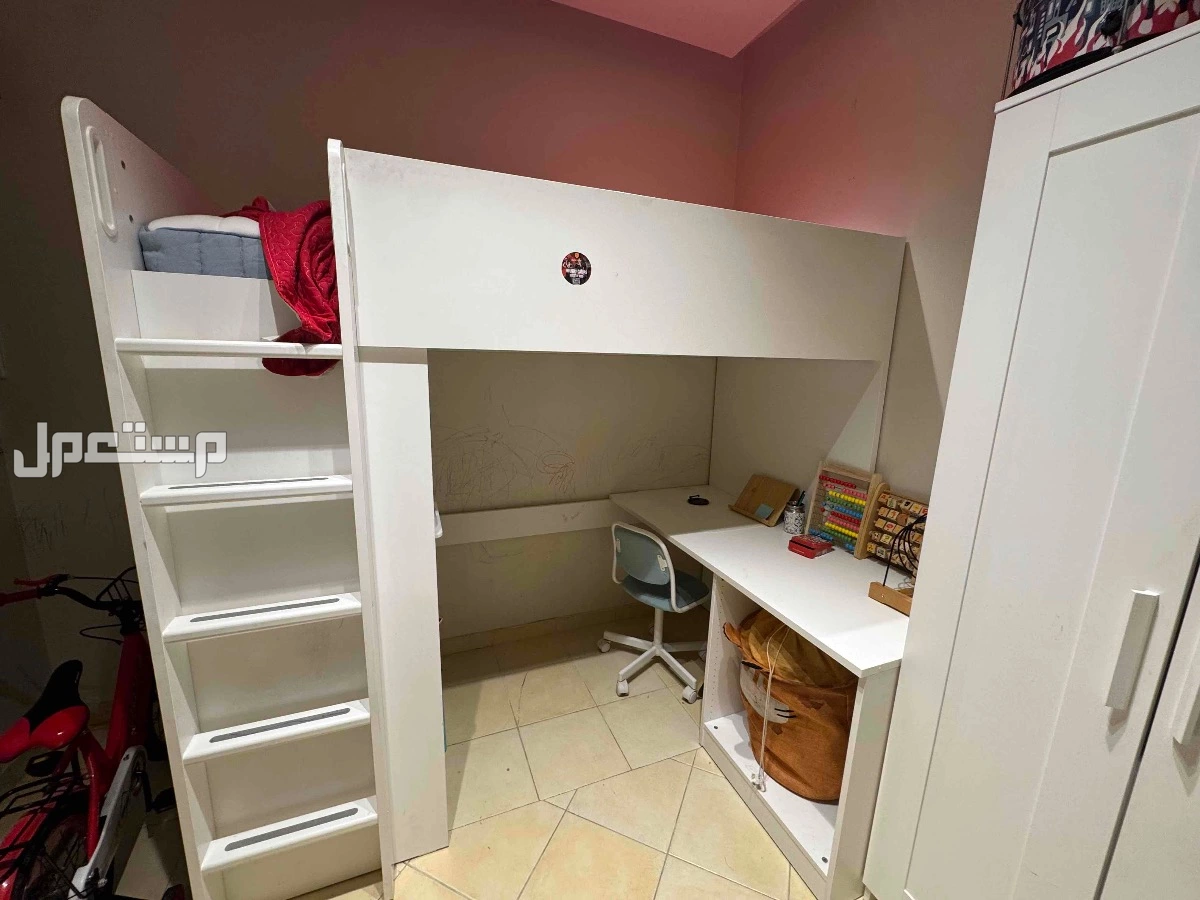 الرياض حي التعاون سرير أطفال من ايكيا فوق سرير وتحت منطقة تخزين ومكتب للدارسة استعمال نضيف مافيهو عيوب شوية شخبطة وبتنضف عادي  المكان حي التعاون شمال الرياض