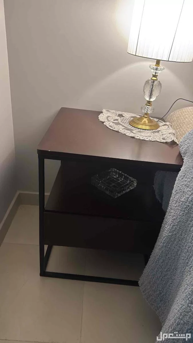 طاولات تلفزيون وجانبيه خشب غامق بارجل حديد سوده