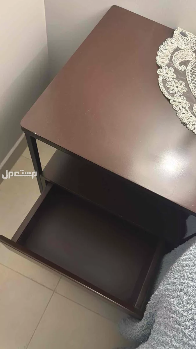 طاولات تلفزيون وجانبيه خشب غامق بارجل حديد سوده