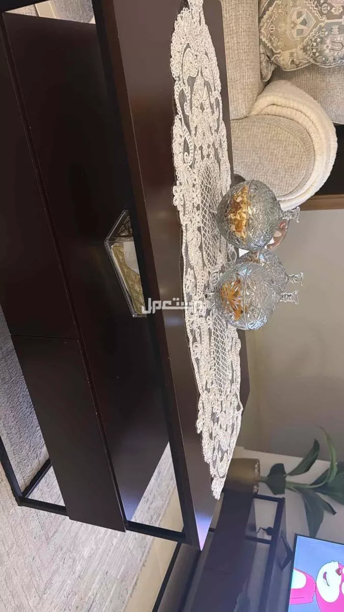 طاولات تلفزيون وجانبيه خشب غامق بارجل حديد سوده