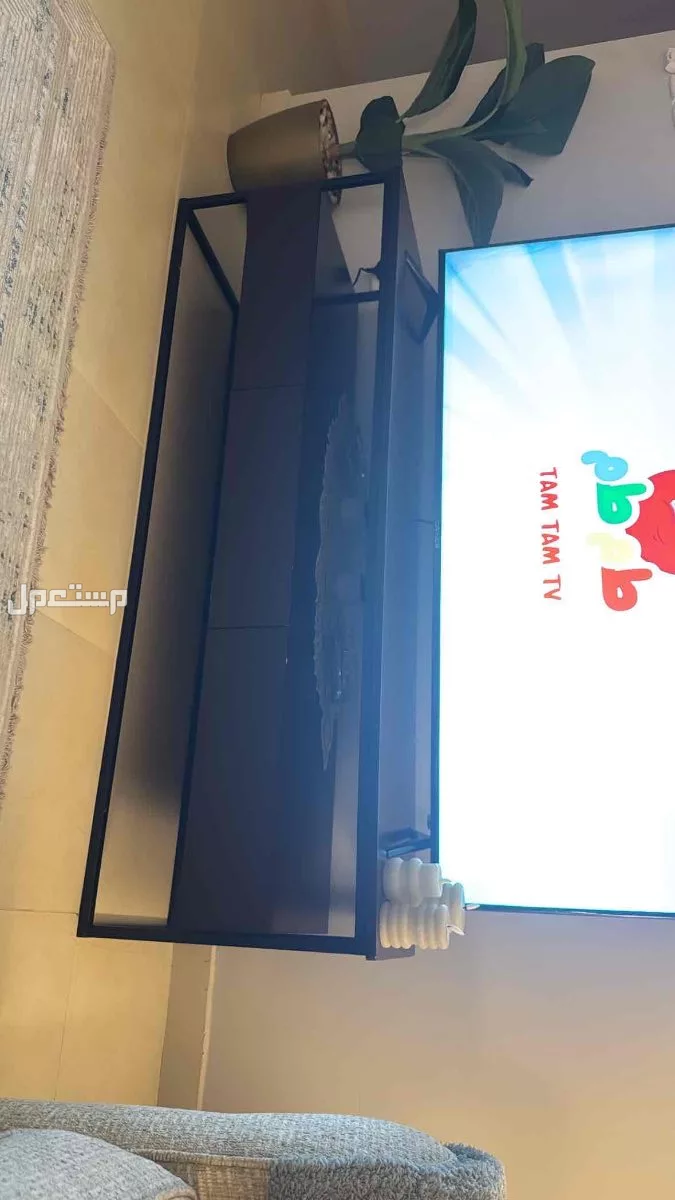 طاولات تلفزيون وجانبيه خشب غامق بارجل حديد سوده