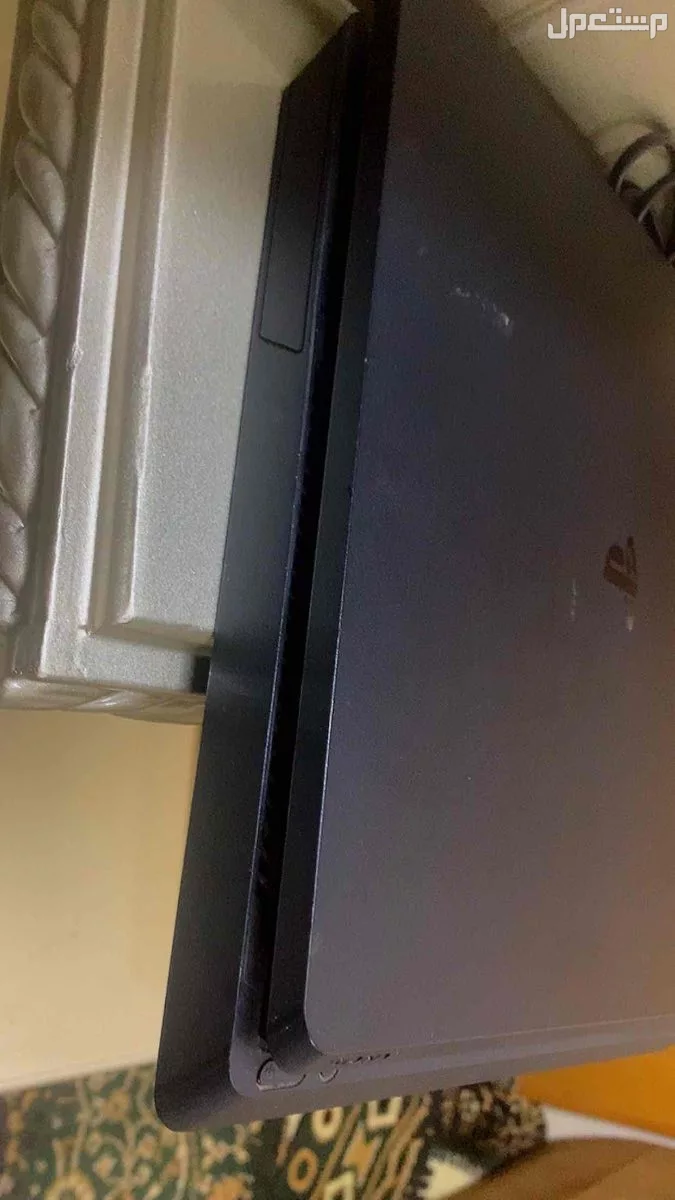 للبيع جهاز بلاستيشن 4 سيلم 500 قيقا نظيف والسعر قابل للمفاوضه