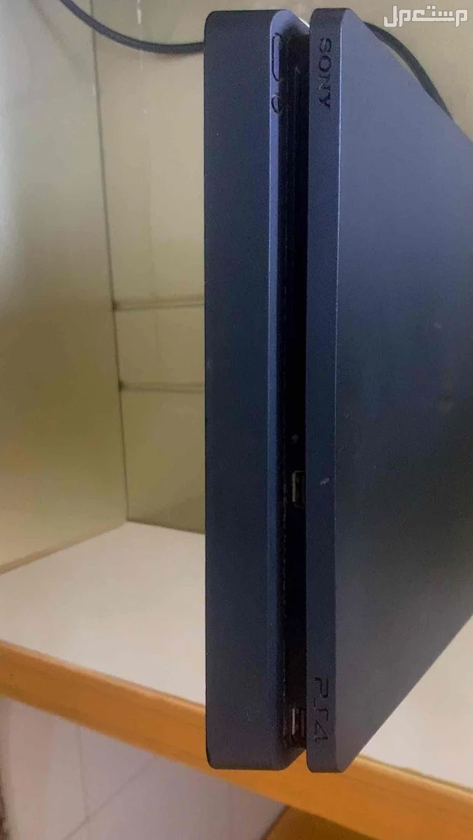 للبيع جهاز بلاستيشن 4 سيلم 500 قيقا نظيف والسعر قابل للمفاوضه