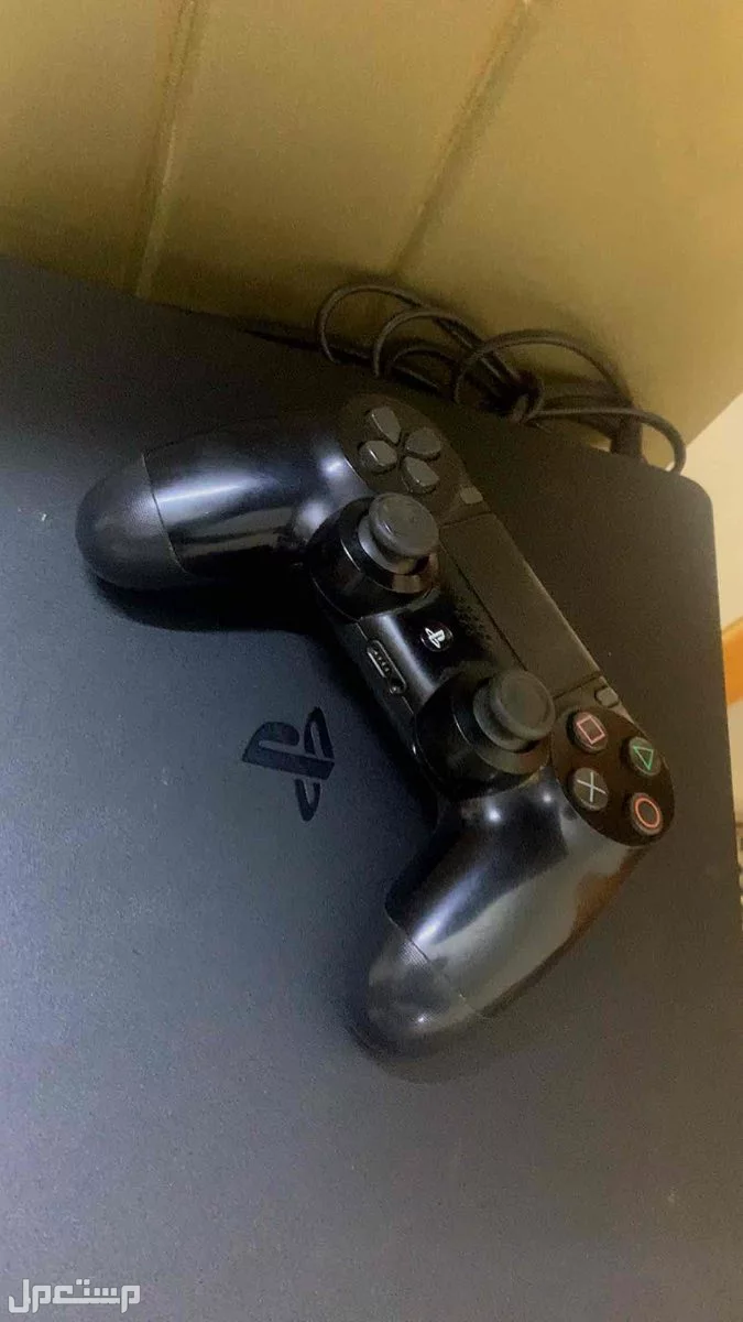 للبيع جهاز بلاستيشن 4 سيلم 500 قيقا نظيف والسعر قابل للمفاوضه
