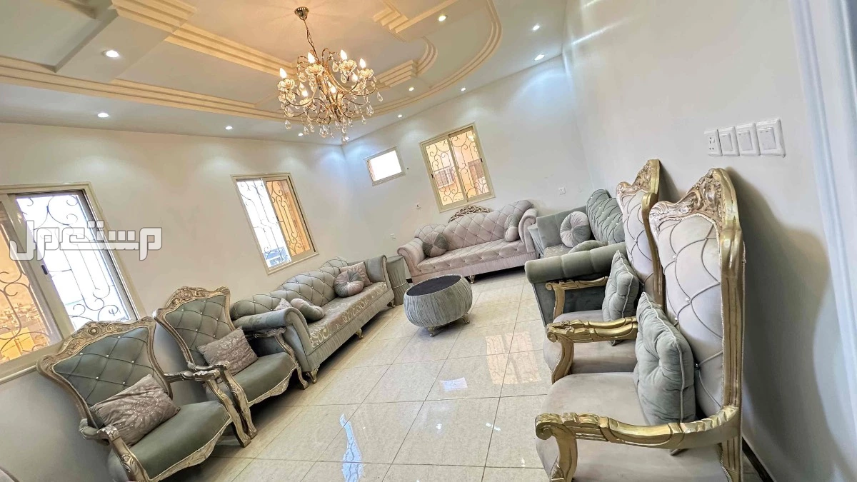 للبيع صالون ملكي للبيع كالجديد حالة ممتازه في خميس مشيط بسعر ألفين ريال سعودي