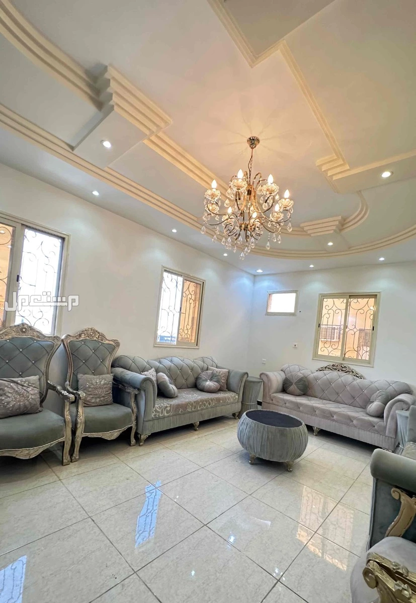 للبيع صالون ملكي للبيع كالجديد حالة ممتازه في خميس مشيط بسعر ألفين ريال سعودي