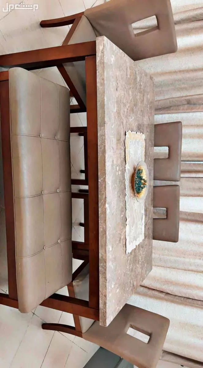 للبيع طاولة طعام أنيقة من هوم سنتر مع كراسي