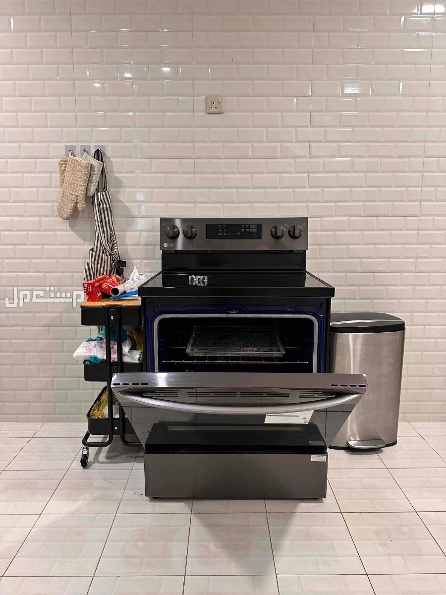 فرن LG كهرباء شبه جديد بقلاية هوائية و 5 عيون في الدمام