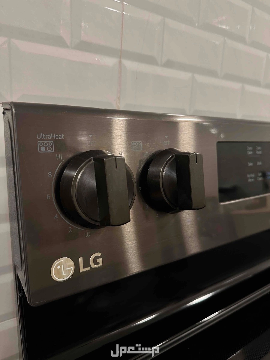 فرن LG كهرباء شبه جديد بقلاية هوائية و 5 عيون في الدمام
