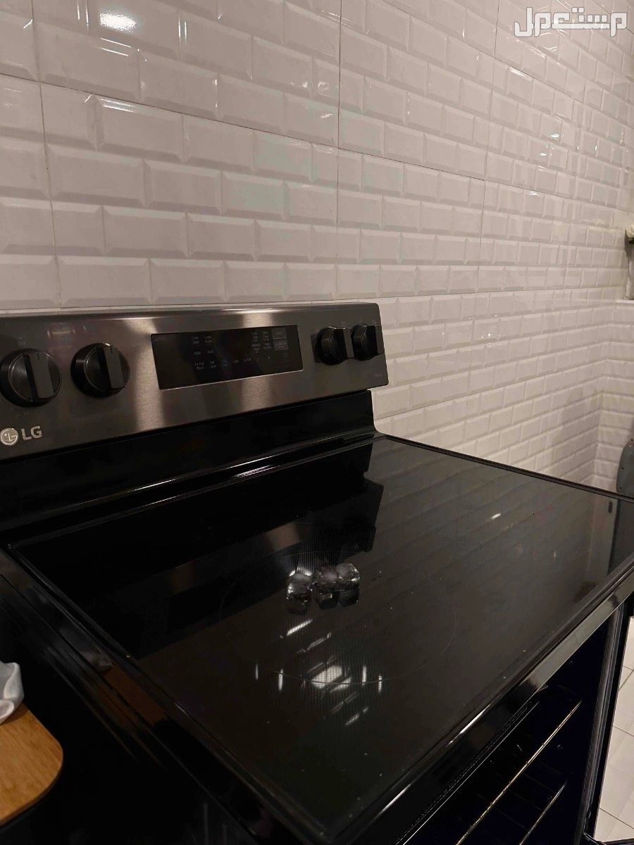 فرن LG كهرباء شبه جديد بقلاية هوائية و 5 عيون في الدمام