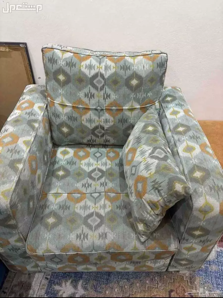 للبيع كنب 4 قطع مع المخدات نظيف ومرتب