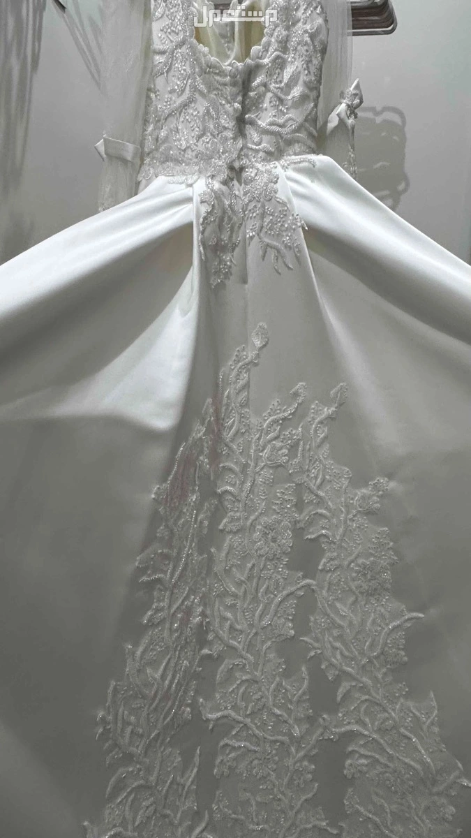 فستان في الطائف بسعر 1500 ريال سعودي قابل للتناقش في السعر من الخلف