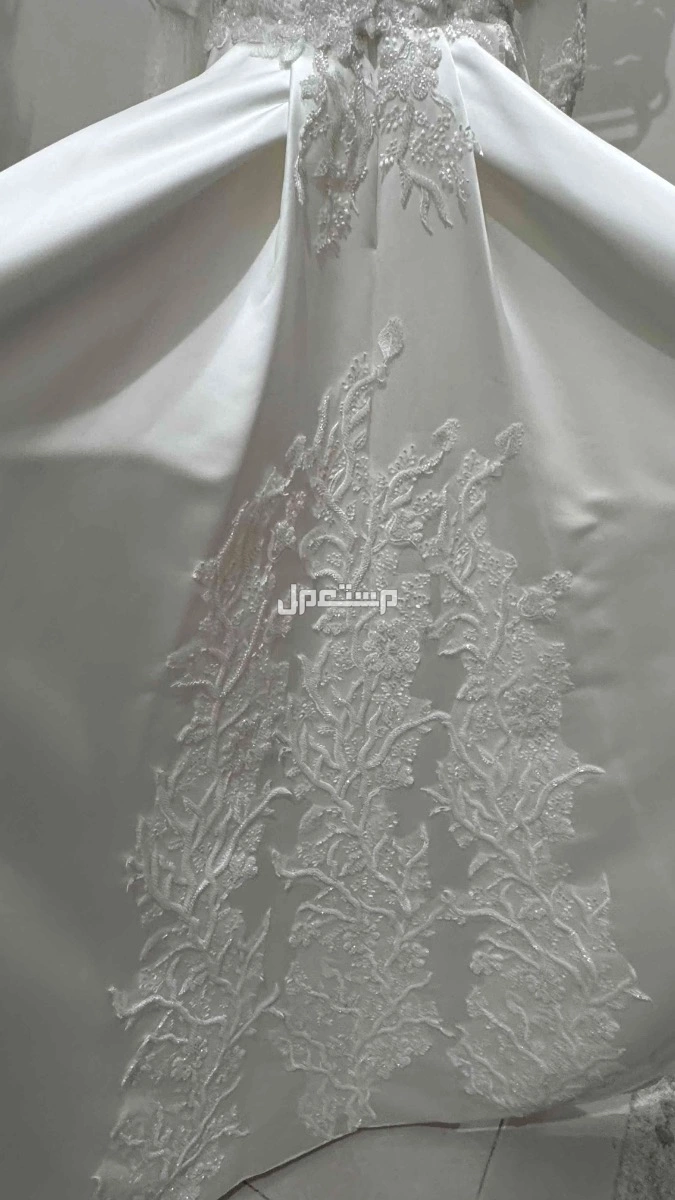 فستان في الطائف بسعر 1500 ريال سعودي قابل للتناقش في السعر