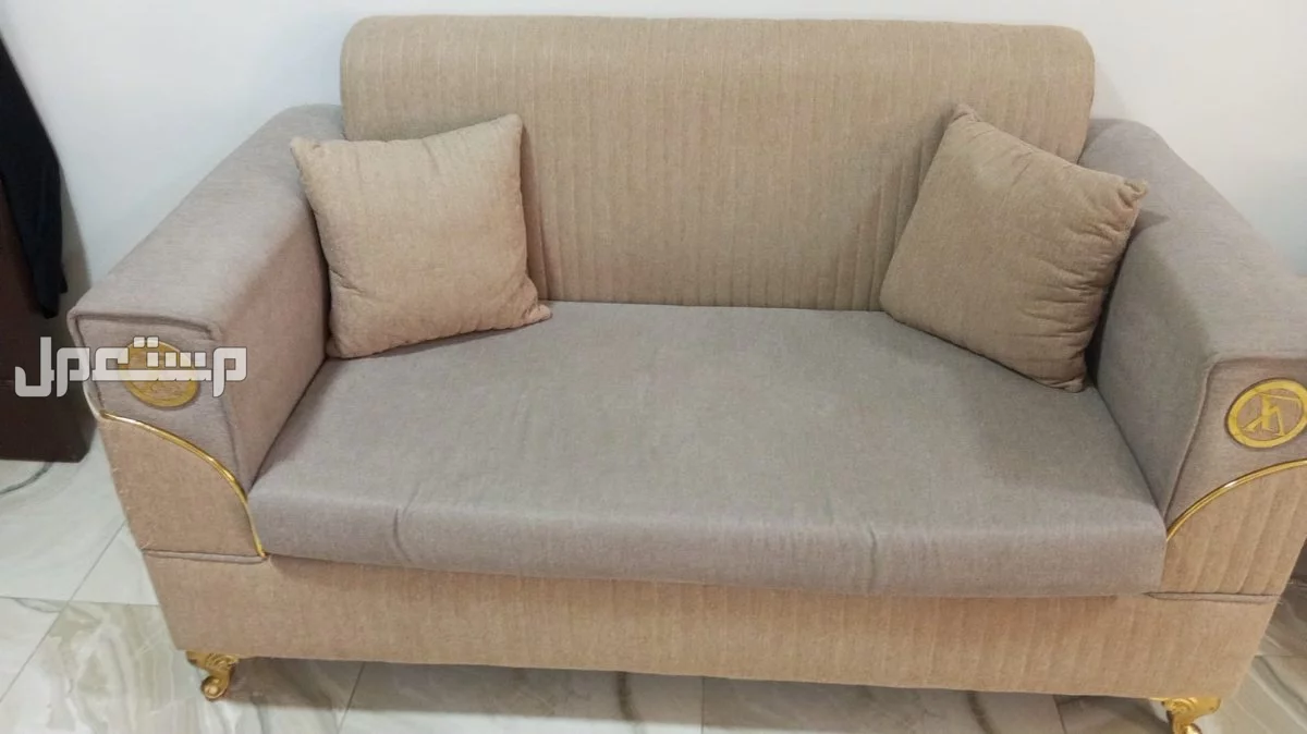 للبيع كنب مستعمل عدد 2 طقم بسعر 2000 قابل للتفاوض بالمعقول