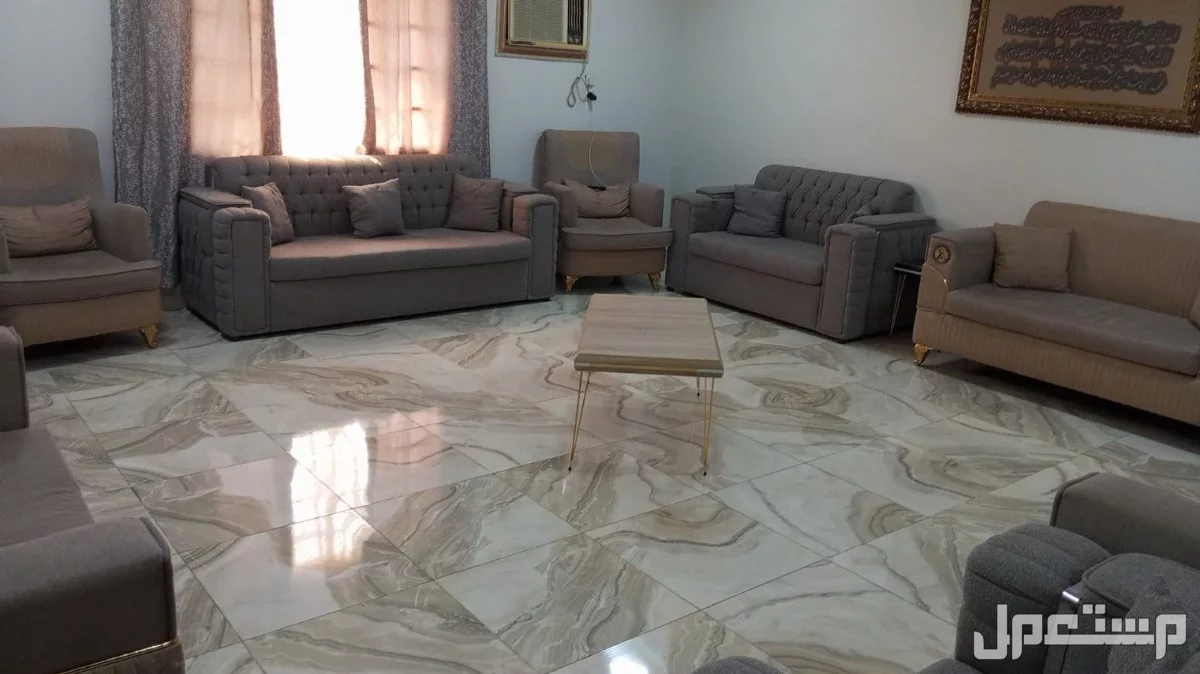 للبيع كنب مستعمل عدد 2 طقم بسعر 2000 قابل للتفاوض بالمعقول