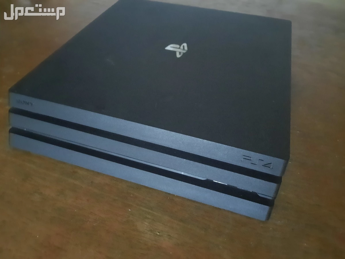 للبيع بلايستيشن سوني 4 برو بسعر 950ريال.