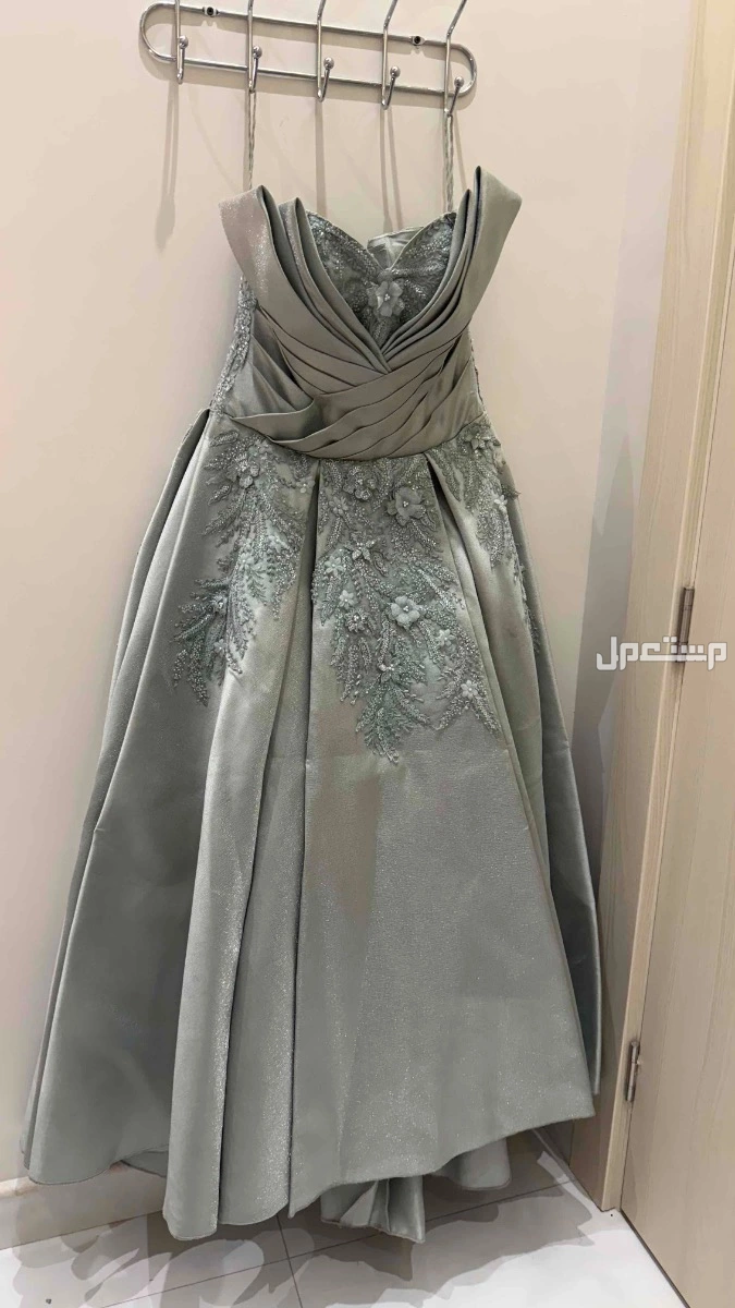 فستان جديد ما انلبس الا خمس ساعات من بوتيك في جده  بسعر 500