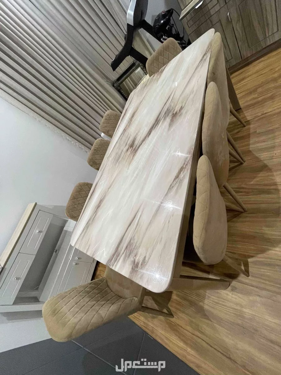 طاولة طعام رخام و8 كراسي قماش قطيف بسعر 1800 بجدة في جدة بسعر 1800 ريال سعودي