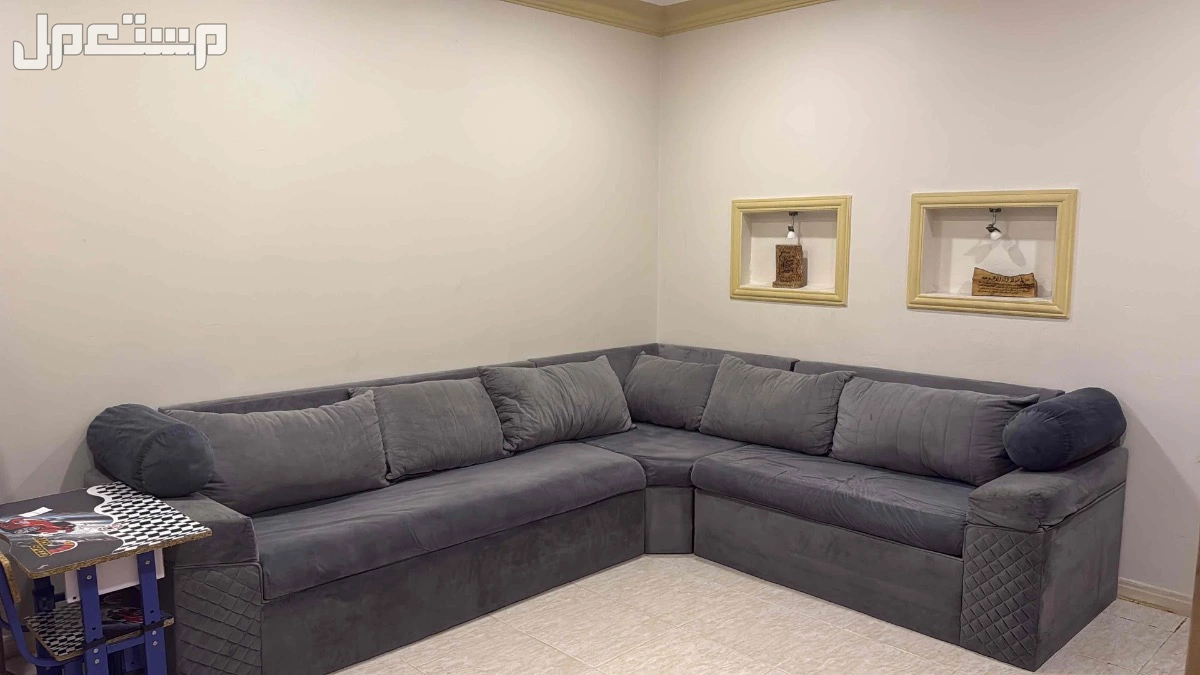 الفيصيله المنار كنب ال. قماش مخمل منقوش الزوايا مثلثات ومخدات منفصله  للبيع 500 وقابل السعر للتفاوض