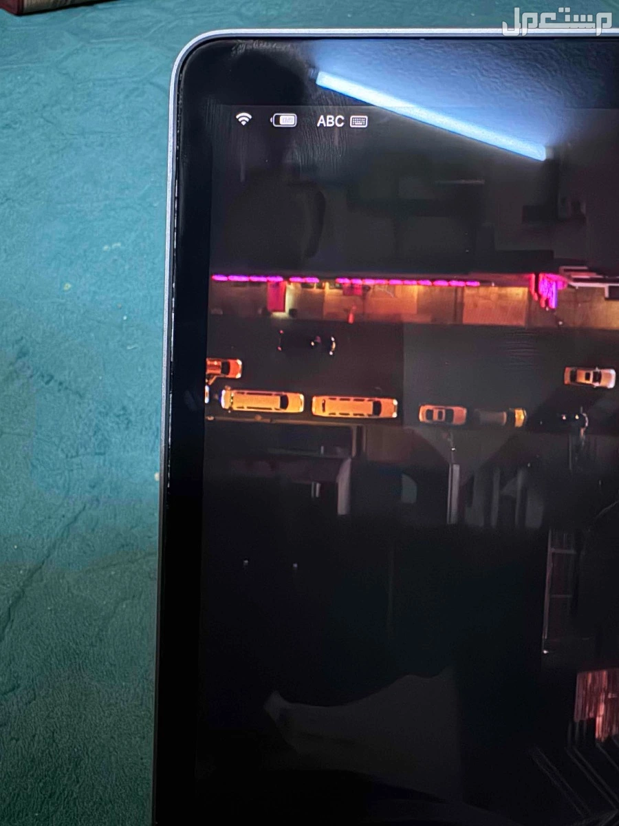 ماك بوك برو 2019 استعمال خفيف في الرياض بقايا صعبة الإزالة في حواف الشاشة