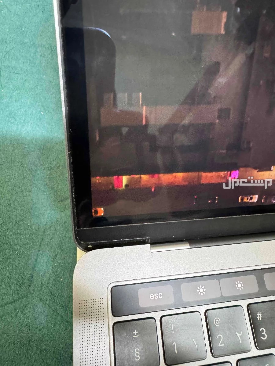 ماك بوك برو 2019 استعمال خفيف في الرياض بقايا بيضاء صعبة الإزالة في حواف الشاشة