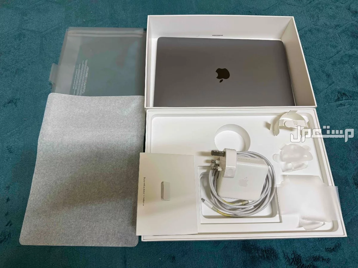 ماك بوك برو 2019 استعمال خفيف في الرياض كامل محتوياته مع القراطيس