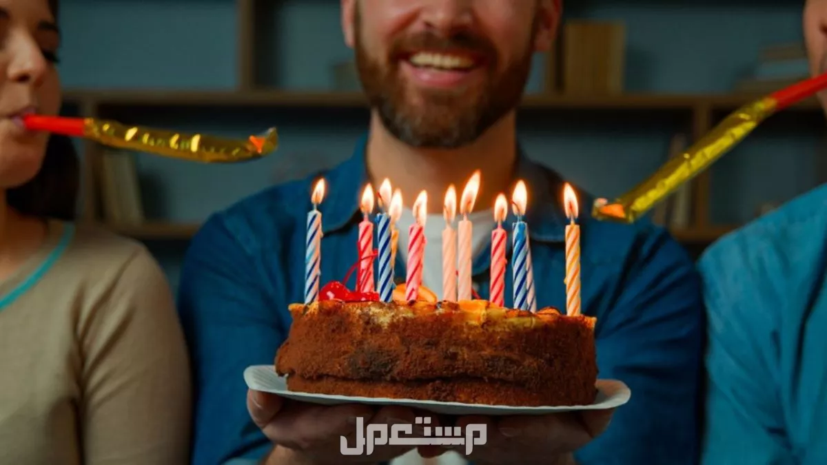 أجمل عبارات عيد ميلاد زوجي بالإنجليزي مترجم زوج يحمل كعكة العيد ميلاد