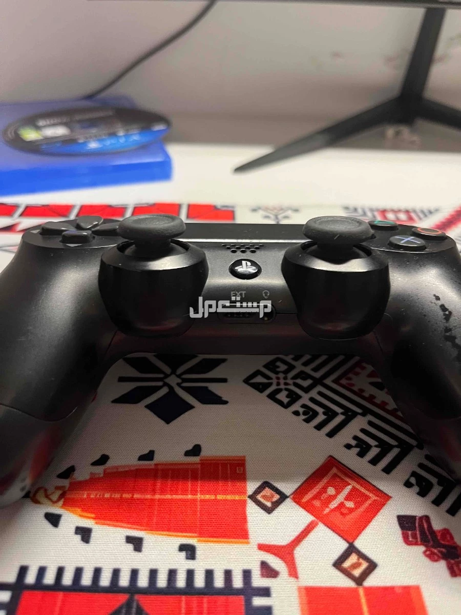 سوني فور سليم مع جميع ملحقاته  مع ماوس باد وماوس وشريط سنونر  وصله ويد اصليه و في احد رفيدة بسعر 1800 ريال سعودي