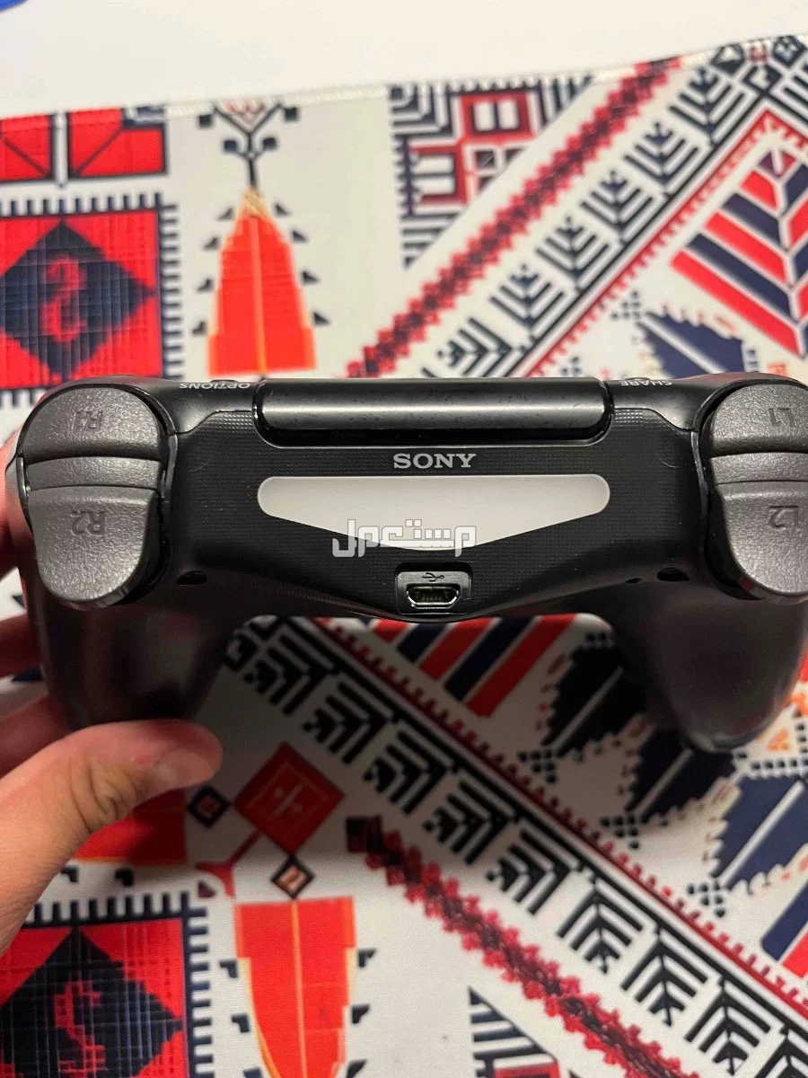 سوني فور سليم مع جميع ملحقاته  مع ماوس باد وماوس وشريط سنونر  وصله ويد اصليه و في احد رفيدة بسعر 1800 ريال سعودي