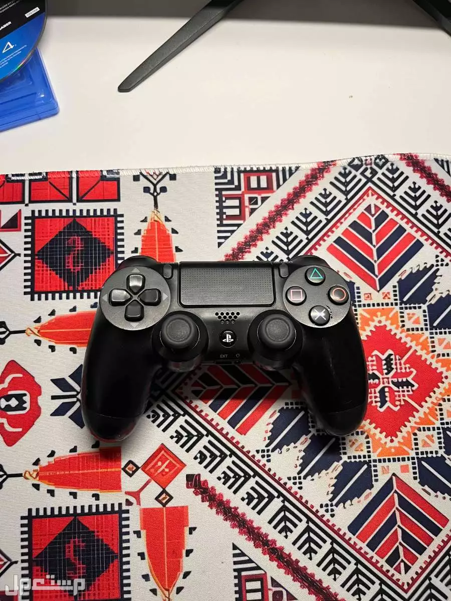 سوني فور سليم مع جميع ملحقاته  مع ماوس باد وماوس وشريط سنونر  وصله ويد اصليه و في احد رفيدة بسعر 1800 ريال سعودي