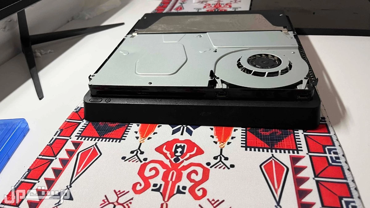 سوني فور سليم مع جميع ملحقاته  مع ماوس باد وماوس وشريط سنونر  وصله ويد اصليه و في احد رفيدة بسعر 1800 ريال سعودي