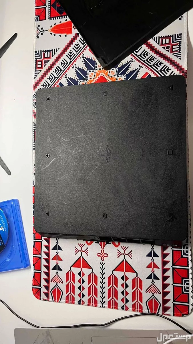 سوني فور سليم مع جميع ملحقاته  مع ماوس باد وماوس وشريط سنونر  وصله ويد اصليه و في احد رفيدة بسعر 1800 ريال سعودي