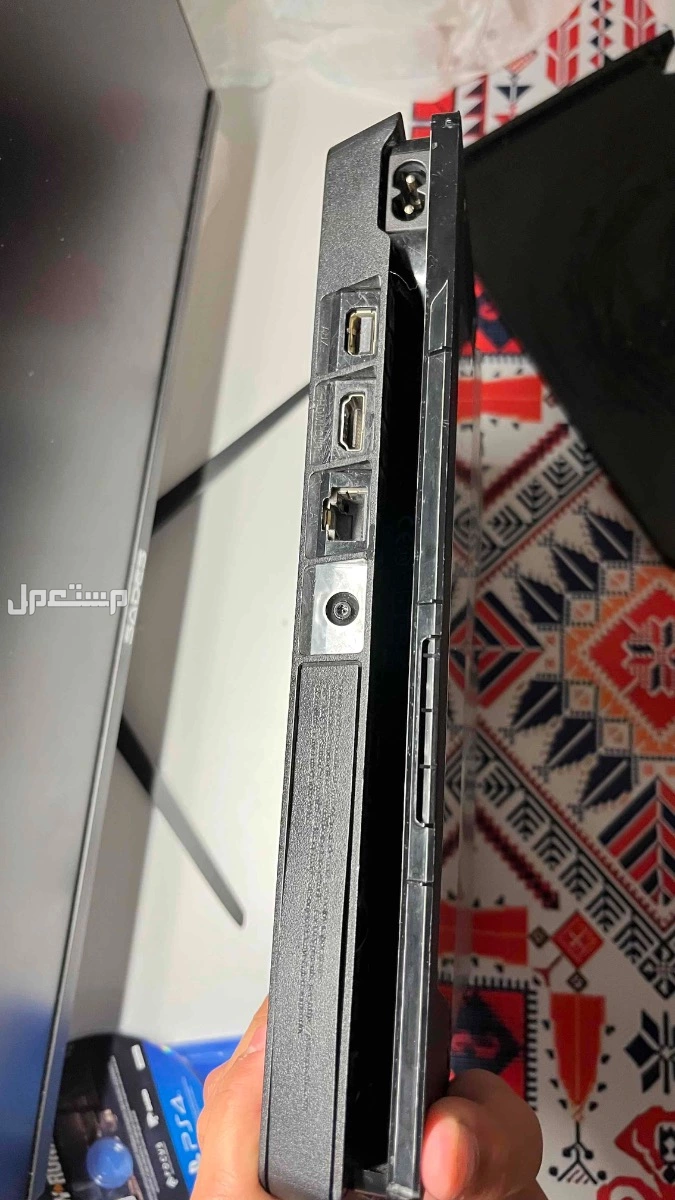 سوني فور سليم مع جميع ملحقاته  مع ماوس باد وماوس وشريط سنونر  وصله ويد اصليه و في احد رفيدة بسعر 1800 ريال سعودي