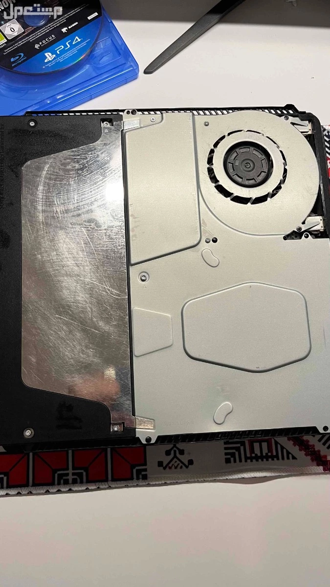 سوني فور سليم مع جميع ملحقاته  مع ماوس باد وماوس وشريط سنونر  وصله ويد اصليه و في احد رفيدة بسعر 1800 ريال سعودي