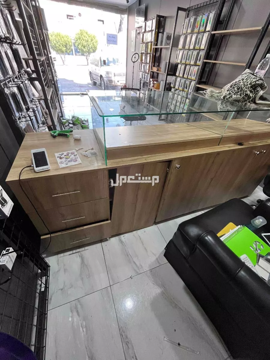 للبيع دواليب محل جوالات ، باب واحد فقط مخلوع يحتاج مسامير اللتركيب