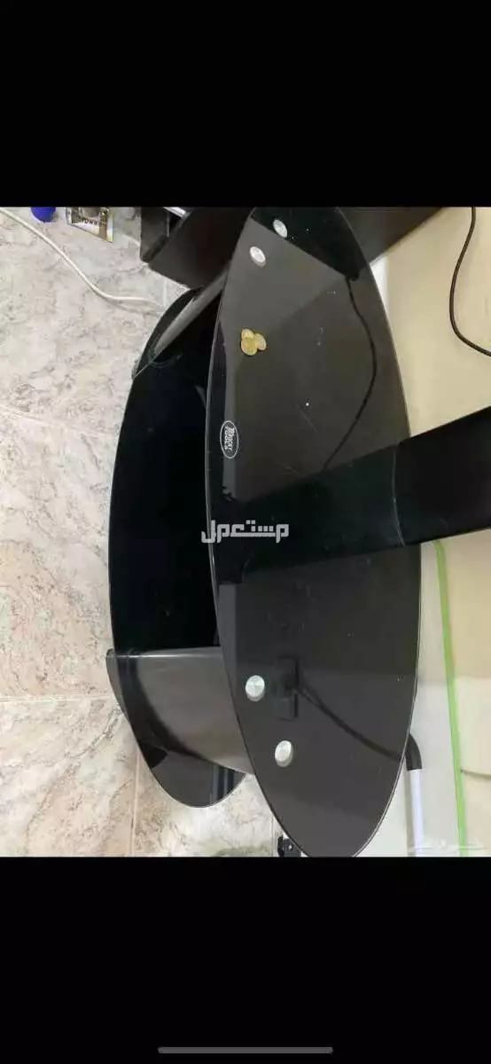 للبيع تلفاز 39 بوصه مع طاوله في جده