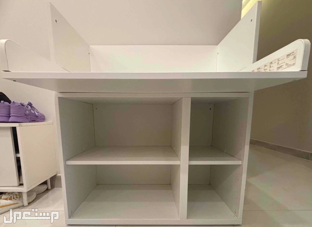 دولاب تلفزيون و سرير اطفال و طاولة تغير الحفاضات للاطفال