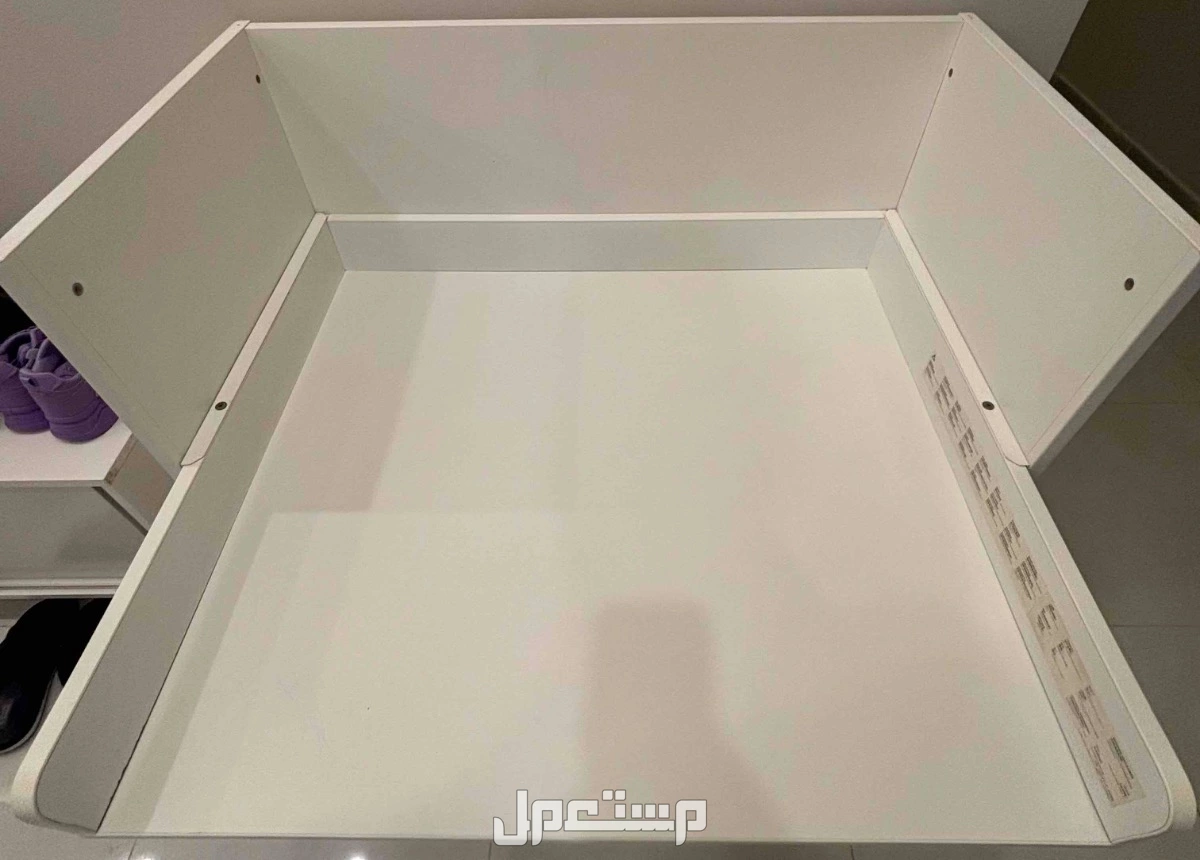 دولاب تلفزيون و سرير اطفال و طاولة تغير الحفاضات للاطفال