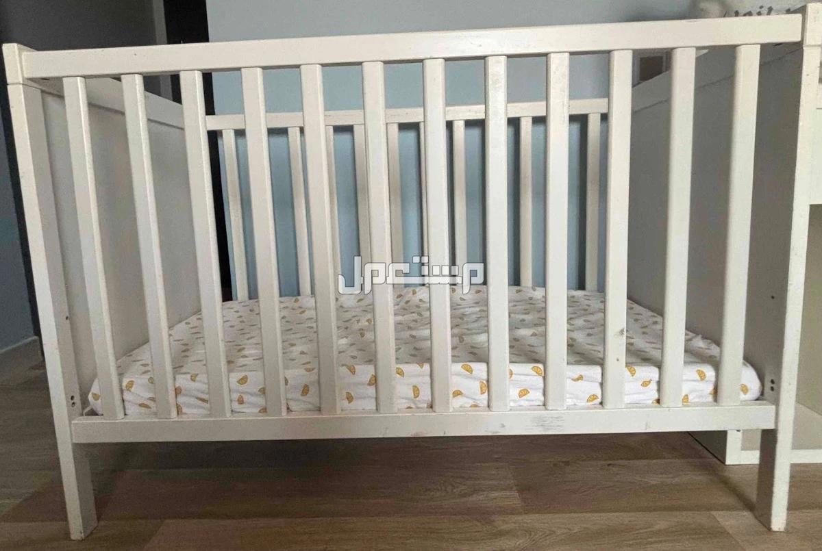 دولاب تلفزيون و سرير اطفال و طاولة تغير الحفاضات للاطفال