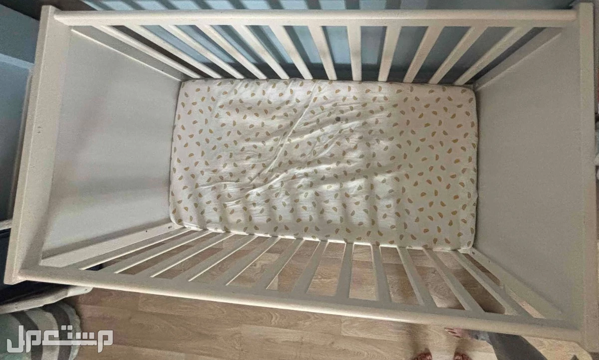 دولاب تلفزيون و سرير اطفال و طاولة تغير الحفاضات للاطفال