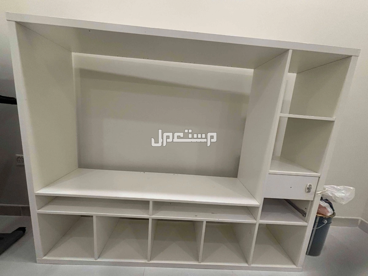 دولاب تلفزيون و سرير اطفال و طاولة تغير الحفاضات للاطفال