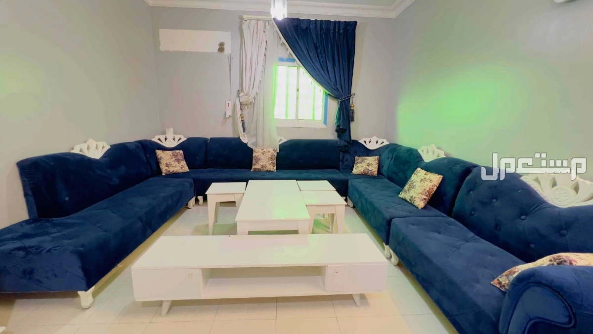 كنب للبيع مع ستاره وطاولات ودولاب