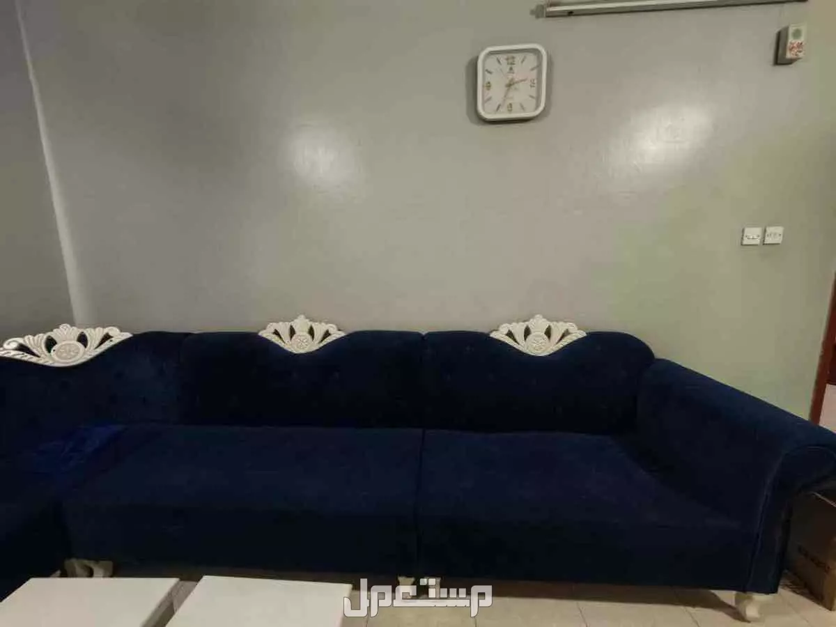 كنب للبيع مع ستاره وطاولات ودولاب