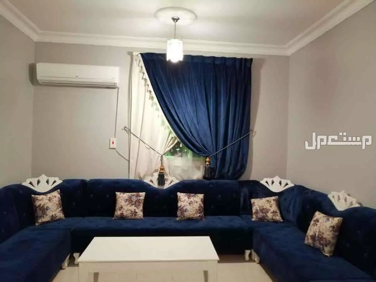 كنب للبيع مع ستاره وطاولات ودولاب